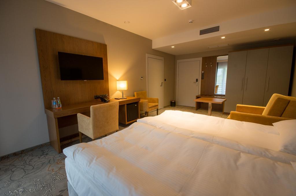 Rezydencja Sosnowa Luxury Hotel ยานุฟ ลูเบลสกี ภายนอก รูปภาพ